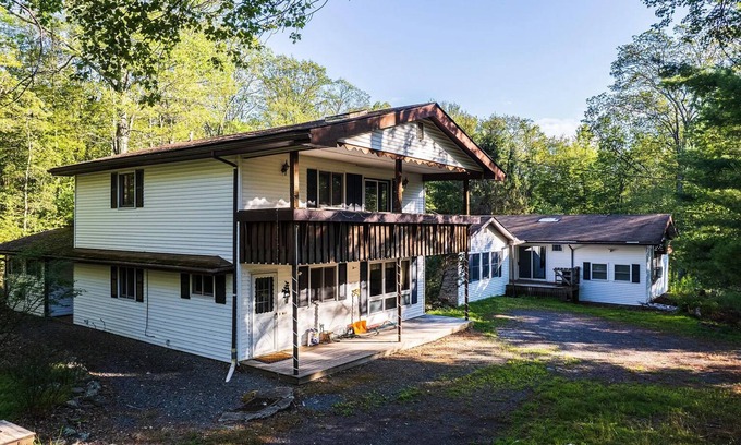 Greeley Casa | lake/fireplace