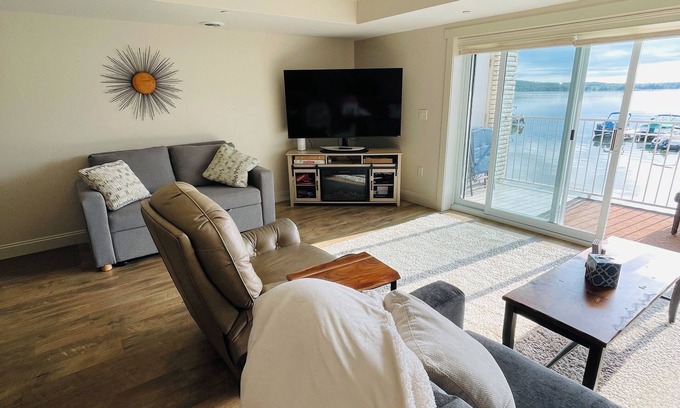 Conway Condominio | Lake front 2-bedroom condo with beautiful sun rises views over Crooked lake.