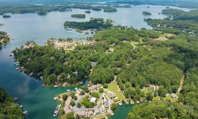 Seneca Casa | Lake Front Cottage on Keowee