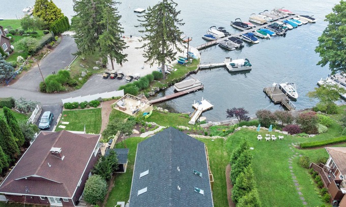New Fairfield Casa | Lake Front Family Oasis. 2 Min Walk to Beach. 19 Min to Thunder Ridge Ski Resort