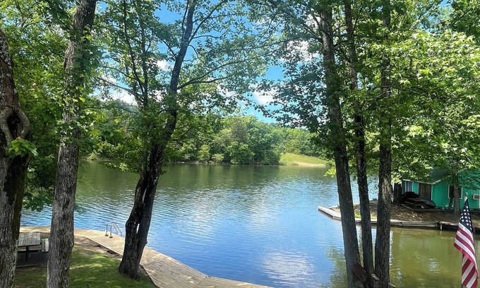 Mid America Condominio | Lake Front in Hot Springs! Cozy, Water views and more!