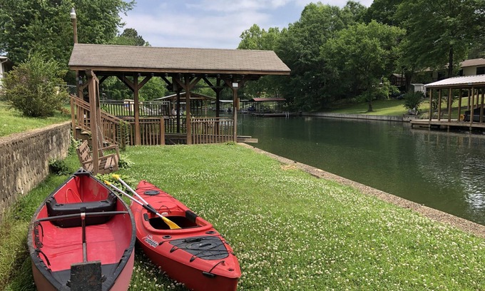Mid America Casa | Lake Hamilton Canal W/ hot tub 3/2 Home - w/ Canoe & Kayaks!
