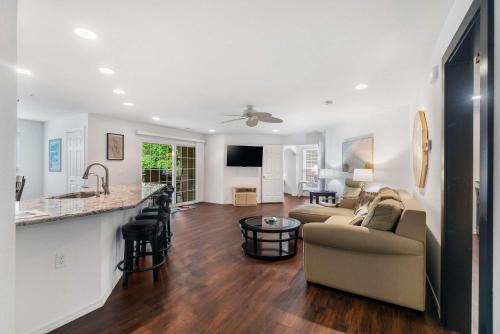 Kimberling City Casa | Lake Hideaway - Waterfront Condo with Resort Perks