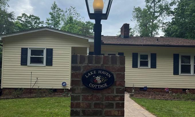 Anderson Cabaña | Lake home with private dock close to Clemson and Greenville.