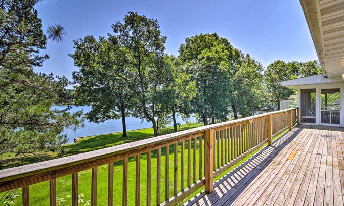 Horseshoe Bend Casa | Lake House con cubierta en Crown Lake, cerca del bosque de Ozark.