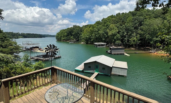 Gainesville Casa | LAKE HOUSE ON LANIER WITH BREATHTAKING VIEWS