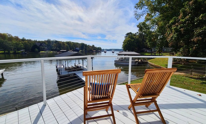 Waterloo Casa | Lake Lovers Getaway, Lake Front Home with 3 Master Suites, Docks and Boat Launch