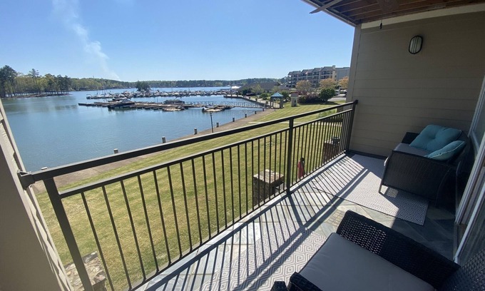 Dadeville Condominio | LAKE MARTIN Water Walk Out Condo IN STILLWATERS 35 MIN TO AUBURN!