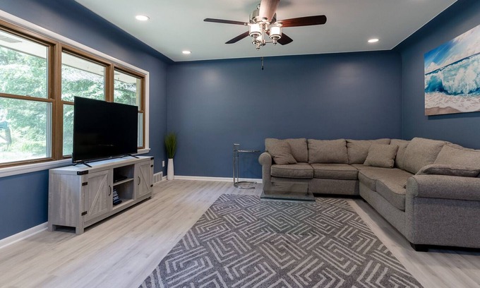 Muskegon Casa | Lake Michigan Retreat – Cozy Remodeled 3BR Getaway Near Scenic Beaches!