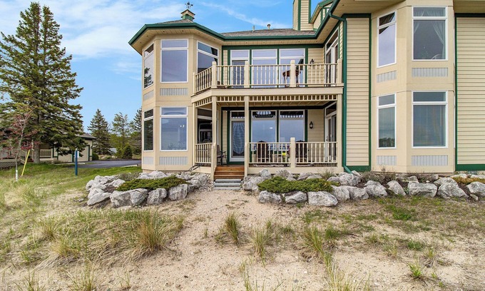 Manistee Condominio | Lake Michigan Walkout Condo, One-Level Easy Access