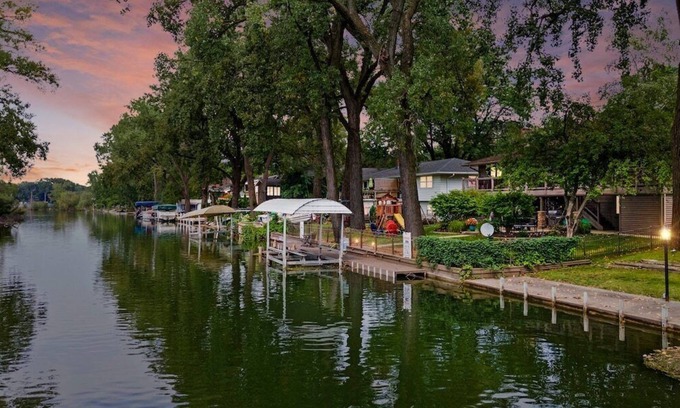 Monona Casa | Lake Monona Waterfront + HOT TUB + Game Room