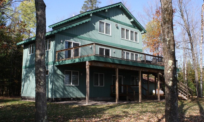 Cable Casa | Lake Namakagon Sunrise Cove~Unwind & Reconnect. Private dock, 2 kayaks, row boat