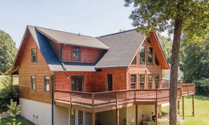 Mooresville Cabina | Lake Norman Cabin Retreat -lake front-with private boat dock-