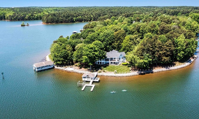 Lake Norman of Catawba Complejo | Lake Norman's finest luxury vacation rental. See-> https:/carolinahideaway.com