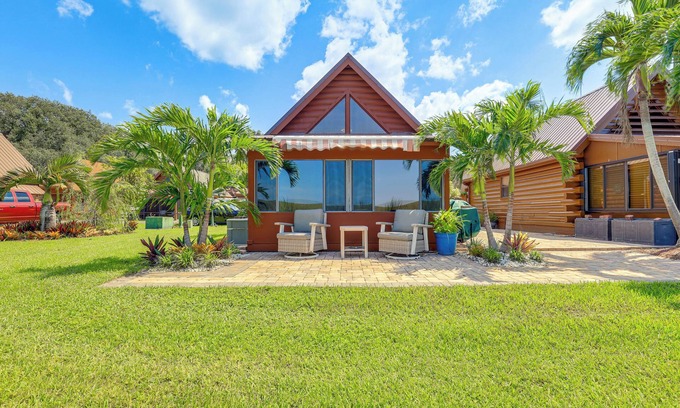Okeechobee Cabina | Lake Okeechobee Log Cabin w/Community Pool & Dock