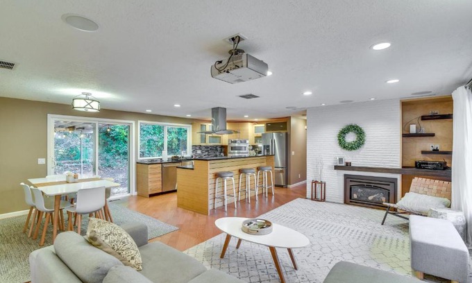 Palisades Casa | Lake Oswego Home with Covered Patio Near Portland!