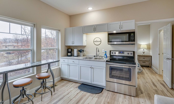 Lake Ozark Apartamento | Lake Ozark Apartment w/ Balcony < 1 Mi to Water!