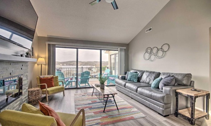 Lake Ozark Apartamento | Lake Ozark Getaway with Seasonal Pool and Deck!