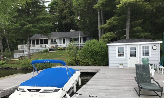 Minett Cabaña | Lake Rosseau South Facing Child Friendly Cottage: Muskoka Room, Hot Tub, Beach
