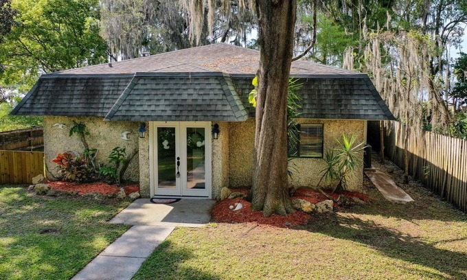 Crystal River Cabaña | Lake Rouseau Waterfront PET FRIENDLY ,, Wifi, excelentes puestas de sol, chimenea y hoguera