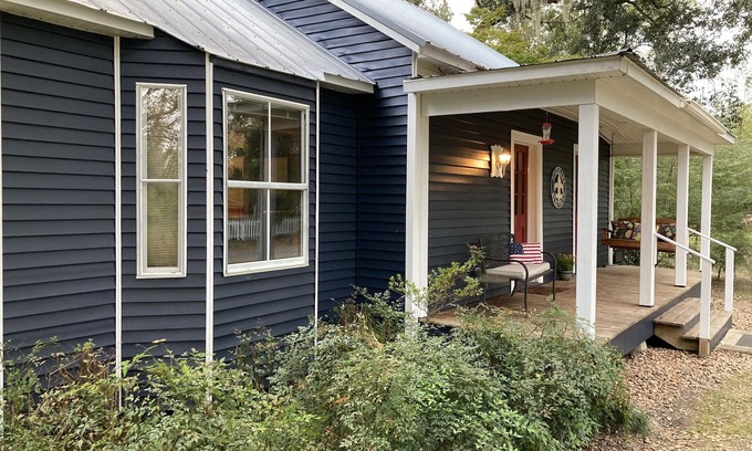 Breaux Bridge Casa | Lake Side Cottage, dos habitaciones, sala de lavandería, con cocina al aire libre
