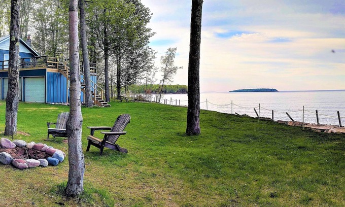 Au Train Cabina | Lake Superior Lodge w / Private Lakefront Gran cubierta, vistas de la isla, rocas en la imagen