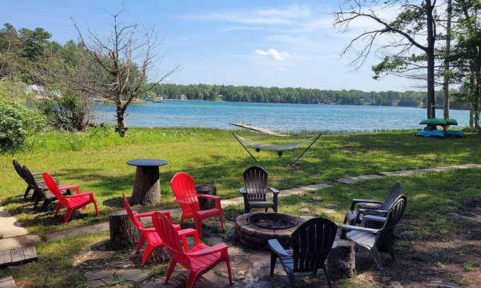 Mancelona Cabina | Lake Therapy - Lakefront, Charming, and Fun with Water Toys!