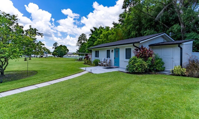 Mount Dora Casa | Lake Vibes Only ~ Intimate Lake Cottage in Mount Dora