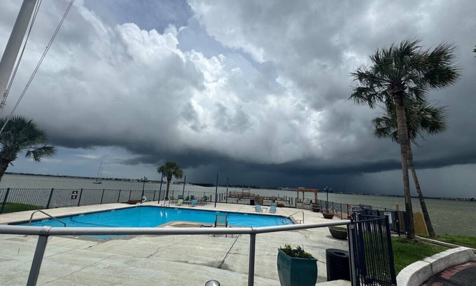 El Lago Apartamento | Lake view 1Bed Apt | Pool | Nasa & Kemah Boardwalk
