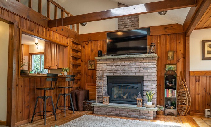 Lake Harmony Cabaña | VISTAS AL LAGO! Casa de campo con acceso al lago y 4 kayaks. Aire acondicionado, toallas y sábanas incluidas.