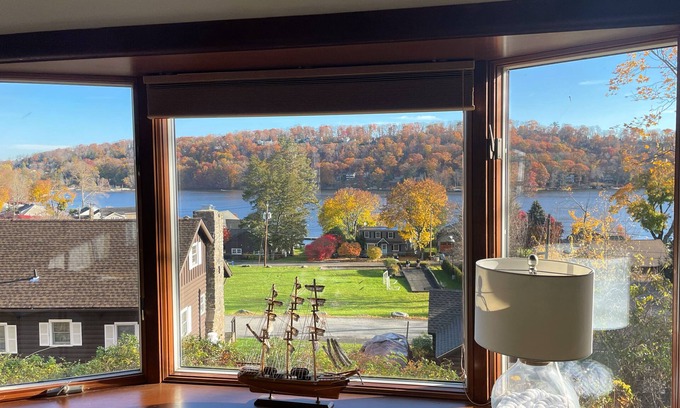 New Fairfield Casa | Lake View Cottage in Candlewood Lake Community