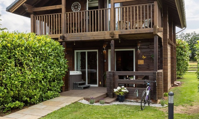Carlton Miniott Cabaña | Lake View Lodge with Hot Tub
