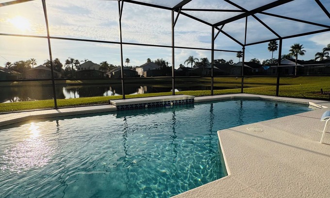 Lake Berkley Villa | 5 BR Villa cerrada piscina climatizada / Rm juego / Free WiFi / HD TV / impuesto de EE.UU. inc