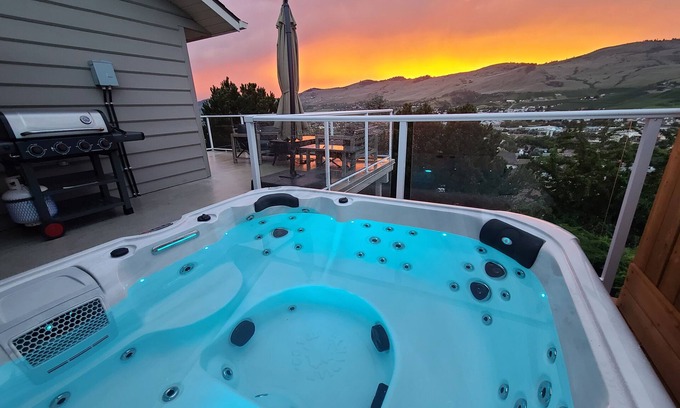 Vernon Casa | Lake views beautiful 4 bedroom , 2 living rooms home with hot tub.