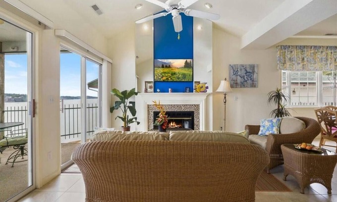 Lakeland Condominio | Lake views for miles! 3 BR, 2 BA, 3rd floor condo in Harbour Towne, Lake Ozark.