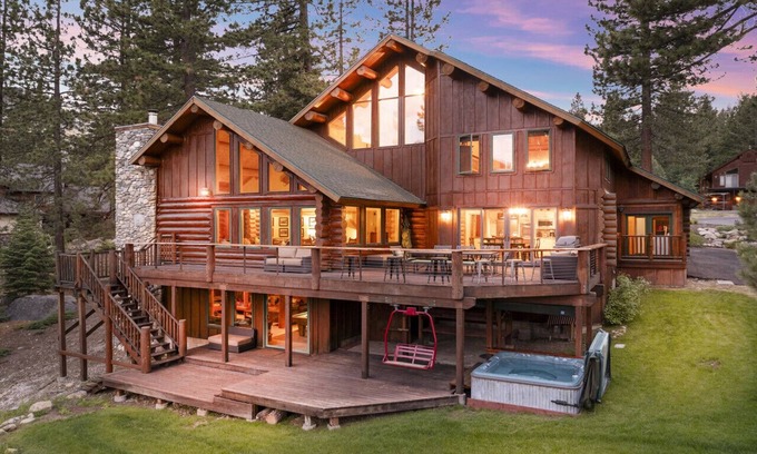 Wolfe Estates Cabina | Lake Views King Cabin w Hot Tub | Trails | Sleds