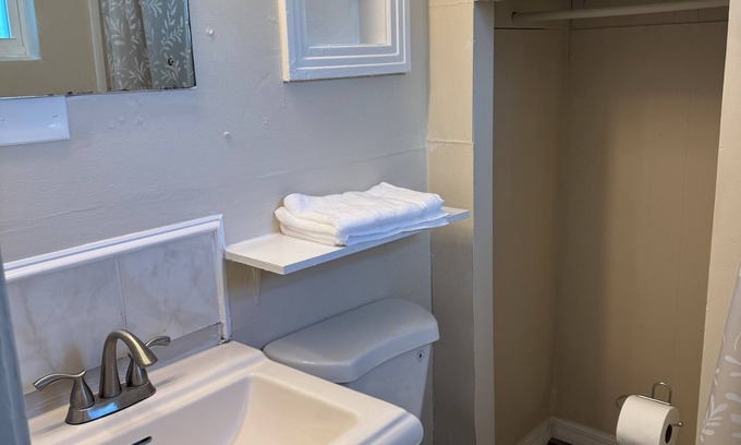 Leesburg Cabaña | Lake Views-Screened Porch- close to the Villages charming cottage in Leesburg