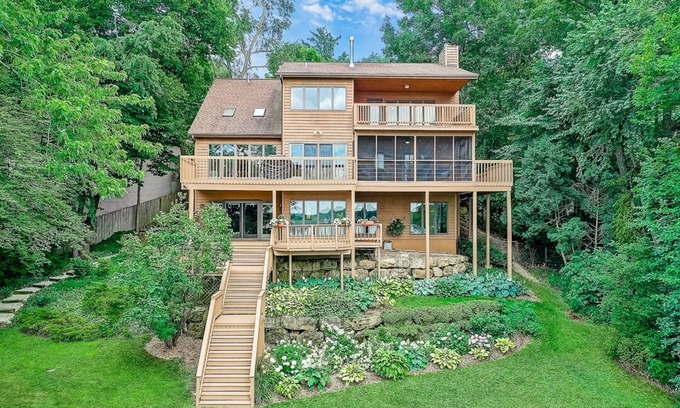 Medina Casa | Lake Waubesa retreat! Lake living at its best- boat lift/ rental possible