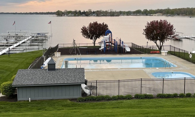 Syracuse Condominio | Lake Wawasee Condo with Pool
