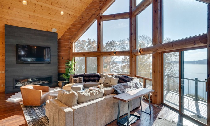 Merrimac Cabina | Lake Wisconsin Lodge w/ Dock & Pool Near Skiing!