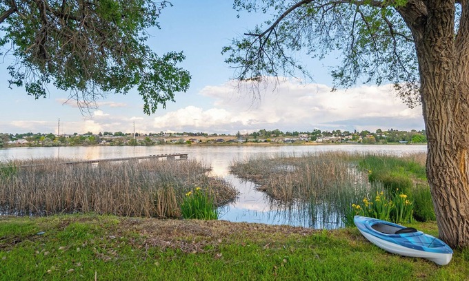 Moses Lake Casa | Lakefront 4-bedroom house with AC, WiFi in parklike setting on Moses Lake.