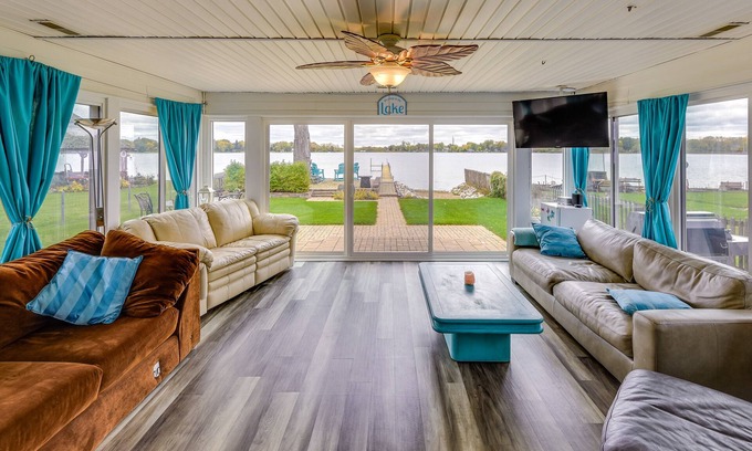 Antioch Cabaña | Lakefront Antioch Cottage w/ Dock & Gas Grill!