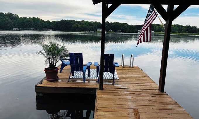 Bracey Casa | Lakefront Autumn Getaway: Firepit, S’mores, Fishing, Golf, Apples