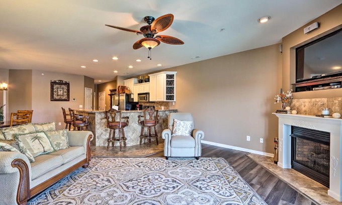 Camdenton Apartamento | Lakefront Balcony and Pool Access Camdenton Condo