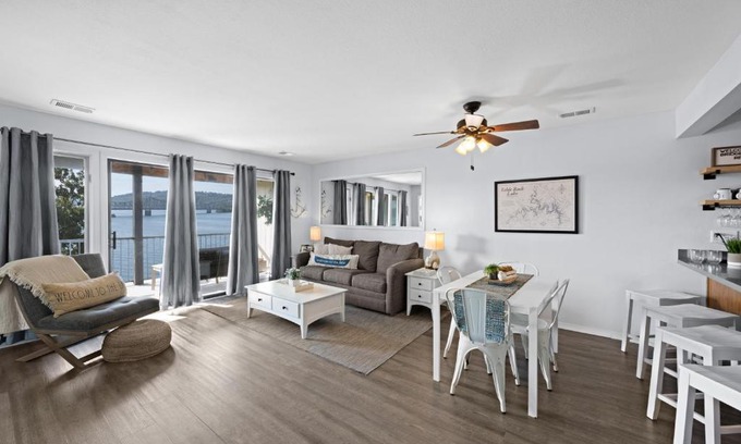 Kimberling City Apartamento | Lakefront, Balcony Condo Near Silver Dollar City