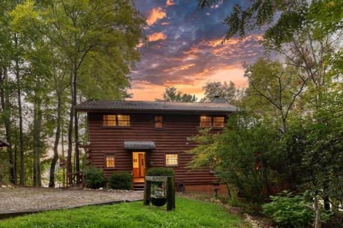 Blairsville Casa | Lakefront Blairsville Cabin with Deck and Dock!