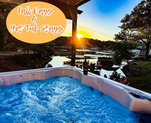 Camdenton Casa | Lakefront Cabin-4bd3badockhottubfirepitkayaks