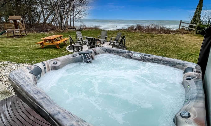 Algoma Cabina | Lakefront Cabin | HotTub, Secluded, Kayaks/Bikes
