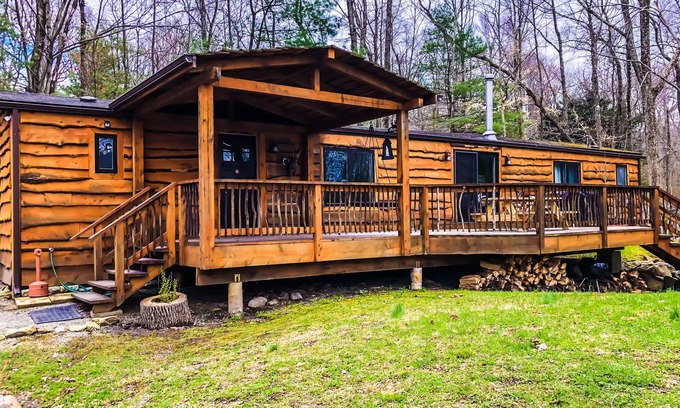 Saylorsburg Cabina | LAKEFRONT Cabina en un lote arbolado de más de 22 acres. ¡Cerca de la estación de esquí BLUE MOUNTAIN!