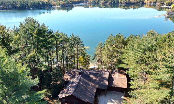 Coloma Casa | Lakefront Cabin/ Peaceful and quiet/ Sandy Beach/ Fishing / snowmobile trails!